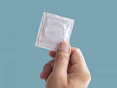 प्लास्टिक, रबर या और कुछ... किससे बना होता है कंडोम? क्या इससे प्रदूषण बढ़ता है?