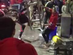 चिकन शॉप में रंगदारी वसूलने गए स्थानीय युवकों का दुकान के कर्मचारियों के साथ झगड़ा, एक-दूसरे पर फेंके जलते कोयले