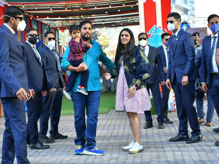 Akash Ambani-Shloka Ambani Pics: आकाश अंबानी और उनकी वाइफ श्लोका अंबानी ने अपने बेटे पृथ्वी अंबानी के बर्थडे परआज मुंबई में शानदार पार्टी रखी. जिसमें तीनों काफी सिंपल लेकिन स्टाइलिश लुक में दिखे.