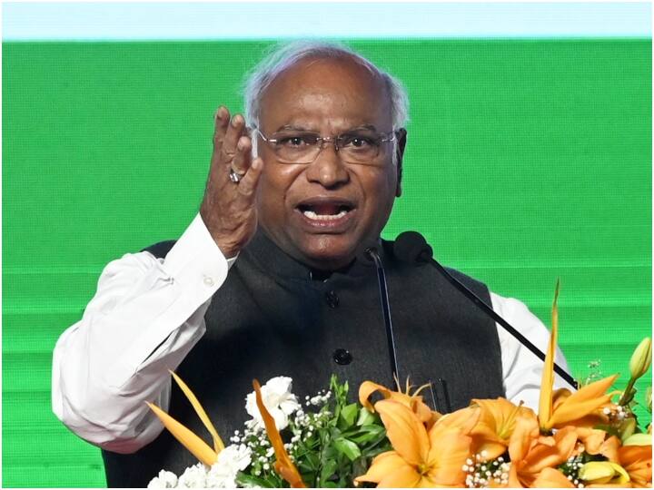 PM મોદીના કટાક્ષ પર મલ્લિકાર્જુન ખડગેનો પલટવાર, કહ્યું – અમે તો તિરંગાની છત્રછાયામાં ઊભા રહેલા...... Mallikarjun Kharge On PM Modi: 'The shadow of whose umbrella...', Mallikarjun Kharge's counterattack on PM Modi PM મોદીના કટાક્ષ પર મલ્લિકાર્જુન ખડગેનો પલટવાર, કહ્યું – અમે તો તિરંગાની છત્રછાયામાં ઊભા રહેલા......