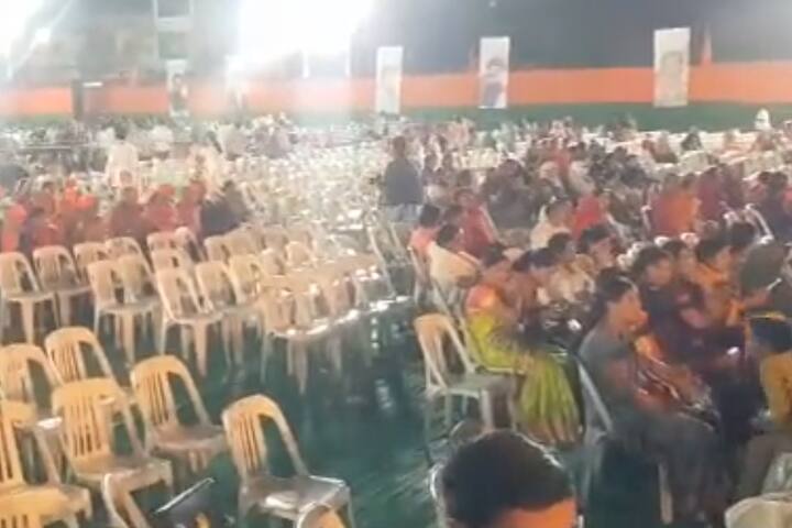 यावेळी विजया रहाटकर यांनी स्टेजच्या खाली आल्या महिलांना थांबवण्याचा प्रयत्न केला मात्र त्यांना यश आलं नाही.