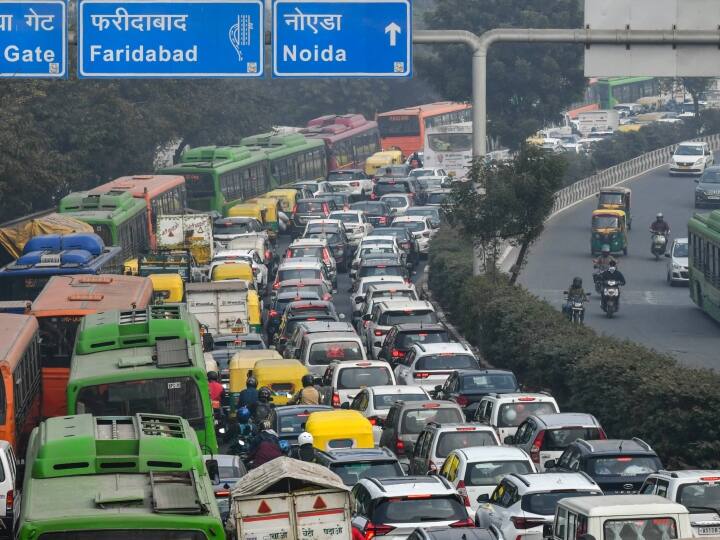 Delhi Heavy traffic jam due to closure of Ashram flyover police ask commuters to take alternative route Delhi Traffic Jam: दिल्ली में आश्रम फ्लाईओवर बंद होने से भारी ट्रैफिक जाम, पुलिस ने दी ये सलाह