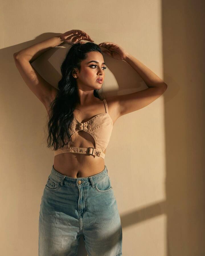 नव्या फोटोत तेजस्वीने हॉट टॉप आणि फाटलेली जीन्स घातली आहे. (फोटो सौजन्य:tejasswiprakash/इंस्टाग्राम)