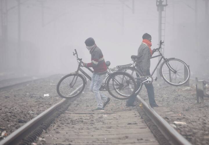 Weather Update: সোমবারও ঠান্ডা কেঁপেছে দিল্লি থেকে রাজস্থান। উত্তরাখন্ড, পঞ্জাব, হরিয়ানা, উত্তর প্রদেশে ঘন কুয়াশা থাকার সতর্কবার্তা রয়েছে আবহাওয়া দফতরের তরফে।