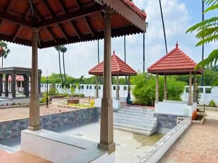 நான்கு மாடங்களில் உட்கார்ந்து பார்க்கும் படியான தெப்பக்குளம்.