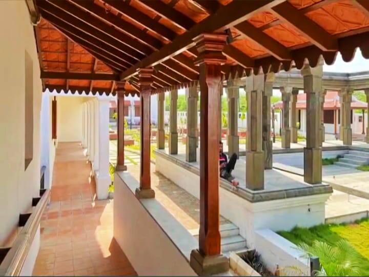 மரத்தூண்கள் மற்றும் கல்தூண்களால் அழகை தூக்கிக் காட்டும் கீழடி அகழ்வைப்பகம்.