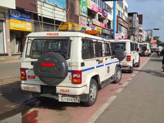 Gujarat: सूरत में युवक को सड़क पर घसीटने और पीटने के आरोप में 2 पुलिसकर्मी निलंबित Gujarat: सूरत में युवक को सड़क पर घसीटने और पीटने के आरोप में 2 पुलिसकर्मी निलंबित
