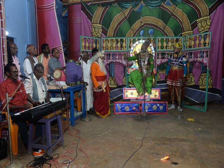 Thanjavur people performs Mythical dramas on behalf of Vaikunda Ekadasi TNN வைகுண்ட ஏகாதசிக்கு மக்கள் கண்விழிக்க கிராம மக்களே நடத்தும் புராண நாடகங்கள்