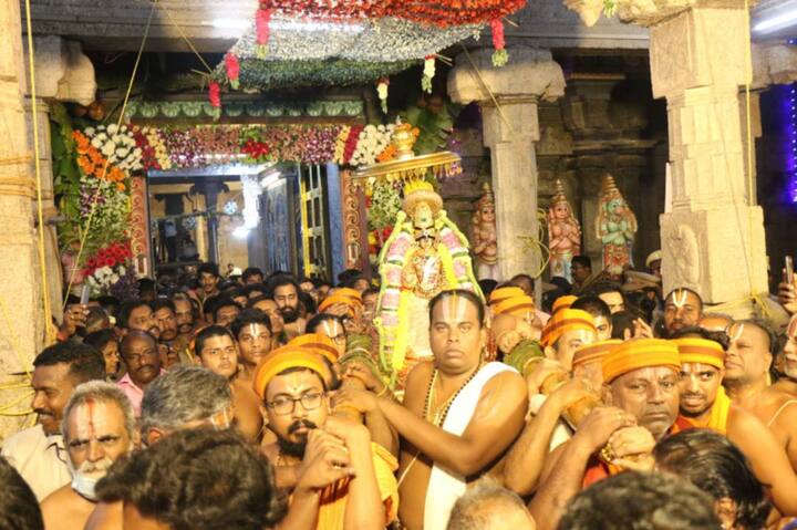 பூலோக வைகுண்டம் என போற்றப்படும் ஸ்ரீரங்கம் ரெங்கநாதர் கோவிலில் ஆண்டு முழுவதும் பல்வேறு திருவிழாக்கள் வெகு விமரிசையாக நடைபெறும்