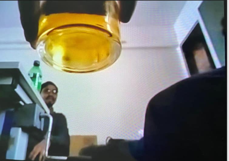 Sanitary inspector of Ahmedabad's BJ Medical College was caught drinking alcohol Ahmedabad: પોલીસના સકંજામાં આવ્યા બીજે મેડિકલ કોલેજના સેનેટરી ઈન્સ્પેક્ટર, દારુ પાર્ટીનો વીડિયો સામે આવ્યા બાદ થઈ કાર્યવાહી