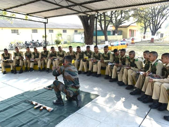 अग्निपथ स्कीम के तहत देश के अलग-अलग हिस्सों में सेना के अग्निवीरों की ट्रेनिंग सोमवार से शुरू हो गई. अगले छह महीने तक इन सभी अग्निवीरों को कड़ी ट्रेनिंग से गुजरना होगा.