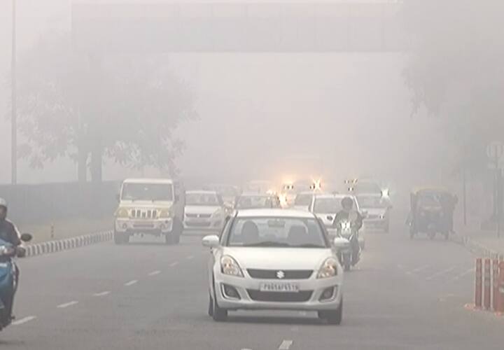 Fog In Chandigarh Mohali: ਚੰਡੀਗੜ੍ਹ ਤੇ ਮੁਹਾਲੀ ਵਿੱਚ ਅੱਜ ਸੰਘਣੀ ਧੁੰਦ ਦੇਖਣ ਨੂੰ ਮਿਲੀ। ਕੰਮ 'ਤੇ ਜਾਣ ਵਾਲੇ ਲੋਕਾਂ ਨੂੰ ਨਵੇਂ ਸਾਲ ਦੇ ਦੂਜੇ ਦਿਨ ਅੱਜ ਧੁੰਦ ਕਾਰਨ ਆਉਣ-ਜਾਣ ਵਿੱਚ ਕਾਫੀ ਮੁਸ਼ਕਲਾਂ ਦਾ ਸਾਹਮਣਾ ਕਰਨਾ ਪਿਆ।