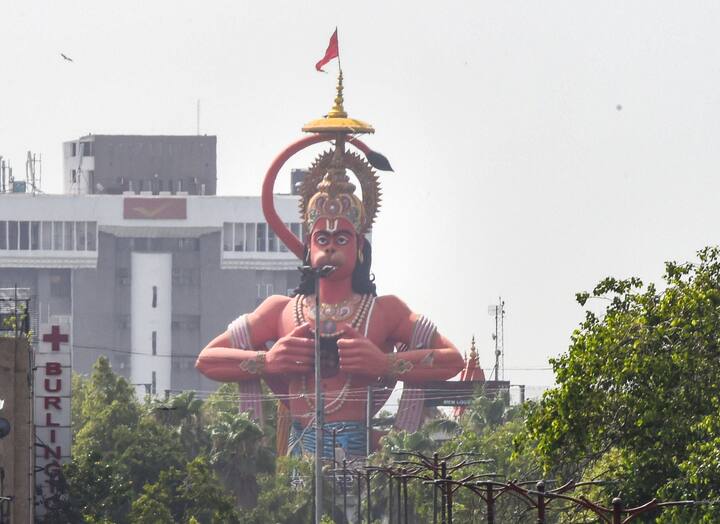 সঙ্কটমোচনের পুজোর পদ্ধতি হল ভাল করে পরিষ্কার করে লাল কাপড়ের উপর হনুমানজির মূর্তি বা ছবি রাখুন। পুজোর আগে হনুমানজির মূর্তিটি ভালো ভাবে ধুয়ে নিন। ঠাকুরের সামনে ধূপ ও প্রদীপ জ্বালিয়ে দিন। হনুমানজির গলায় মালা পরিয়ে দিন। হনুমান চল্লিশা পাঠ করতে পারেন। হনুমানজির উদ্দেশে পাঁচটি কলা দান করতে ভুল করবেন না। কারণ এই ফলটি হনুমানজির খুব প্রিয়।