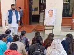 इंदौरः बीएड छात्रों का अनूठा प्रदर्शन, सीएम की तस्वीर के सामने हाथ जोड़कर की प्रार्थना