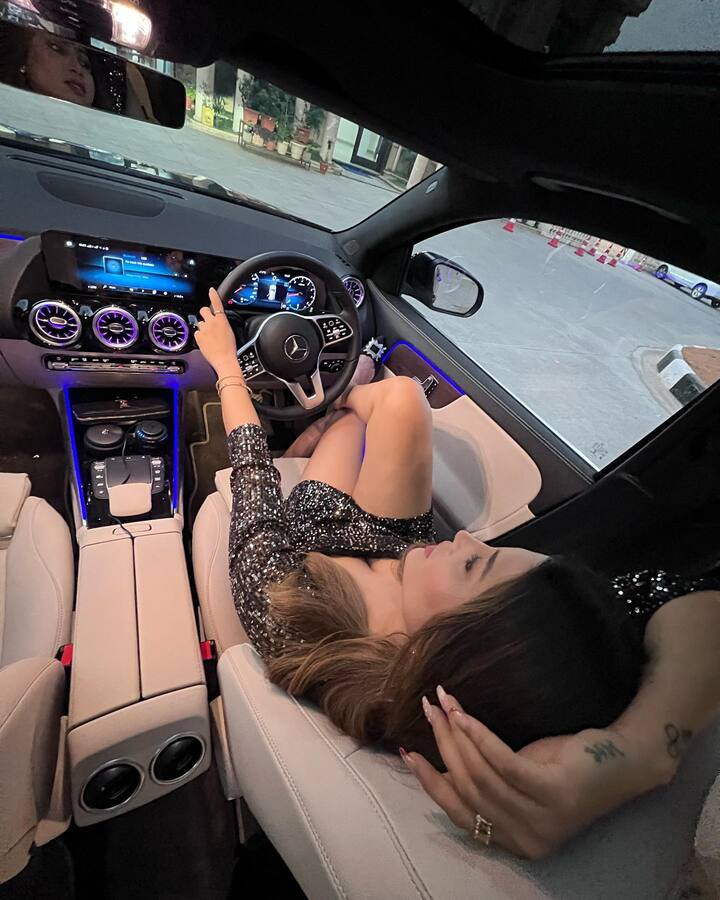 తాజాగా ఈ కారులో షికారూ చేస్తూ కనిపించింది. Photo Credit: Hamida Khatoon/Instagram