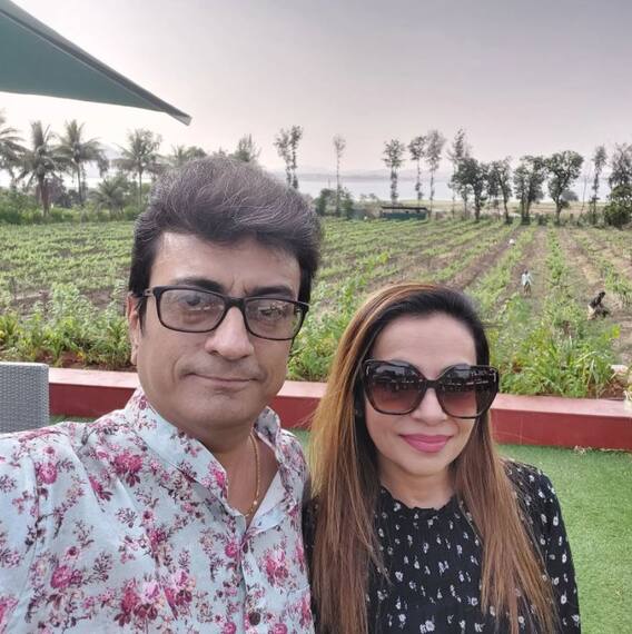 TMKOC: असल में ‘जेठालाल’ से उम्र में छोटे हैं ‘बापू जी’, पत्नी हैं इतनी खूबसूरत कि ‘बबीता जी’ भी हैं फेल, देखें फोटोज