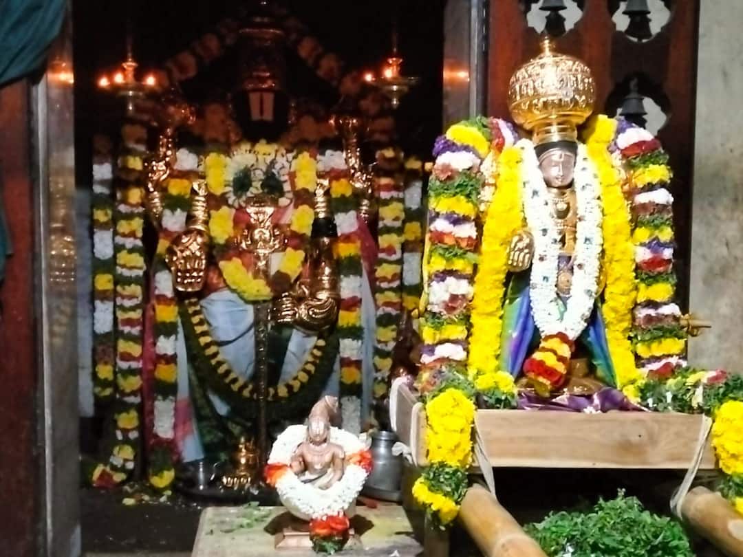 Harur Pazhayapettai kariya perumal swami temple is opened due to Vaikunda Ekathesi TNN அரூர் பழையபேட்டை கரிய பெருமாள் கோயிலில் சொர்க்க வாசல் திறப்பு - திரளான பக்தர்கள் சாமி தரிசனம்