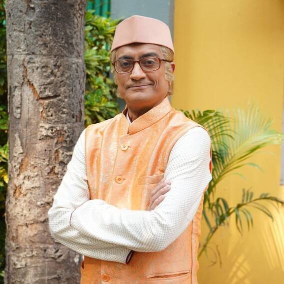 TMKOC: असल में ‘जेठालाल’ से उम्र में छोटे हैं ‘बापू जी’, पत्नी हैं इतनी खूबसूरत कि ‘बबीता जी’ भी हैं फेल, देखें फोटोज