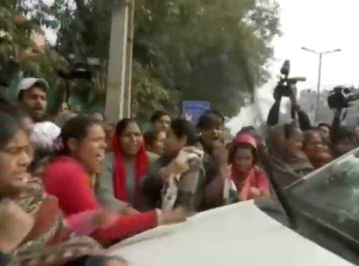 Trending News: People angry over Kanjhawala incident, stones pelted on vehicle going to police station, glasses broken