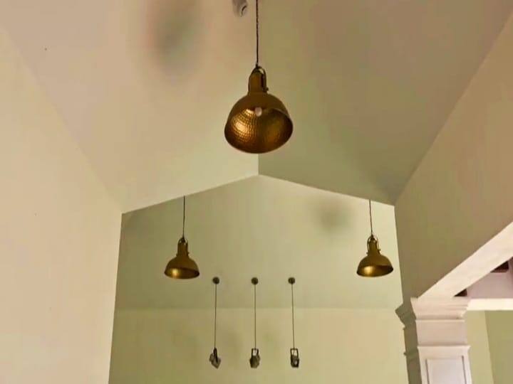 கட்டிடத்தில் அழகை தூக்கிக் கொடுக்கும் வகையில் வைக்கப்பட்டுள்ள விளக்குகள்.