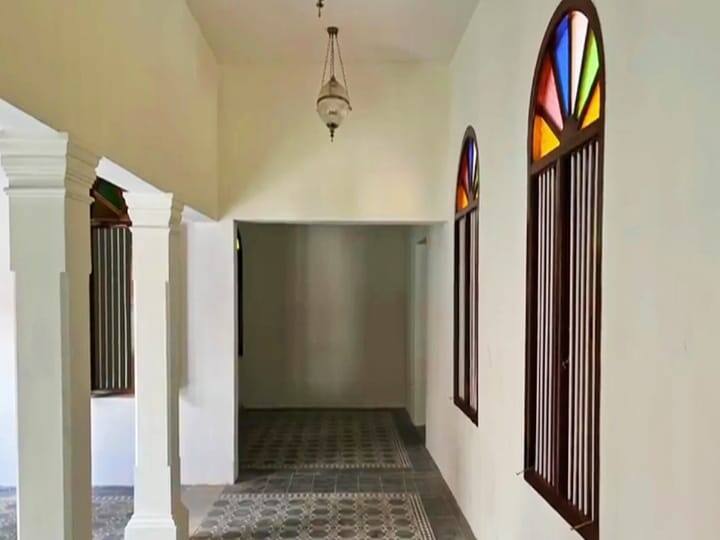 கீழடி அகழ்வைப்பக கட்டிடத்தில் அழகிய ஜன்னல் உட்புற காட்சி, விளக்கு, மற்றும் ஆத்தங்குடி டைல்ஸ்.