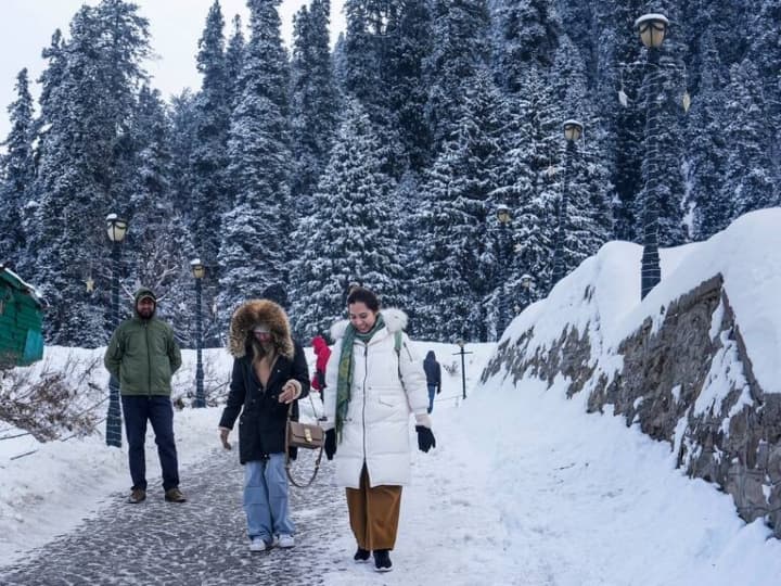 Jammu-Kashmir: गुलमर्ग और पहलगाम में हो रही बर्फबारी के कारण कश्मीर में लोगों की भीड़ लग गई है. यहां का तापमान माइनस डिग्री में चला गया है.