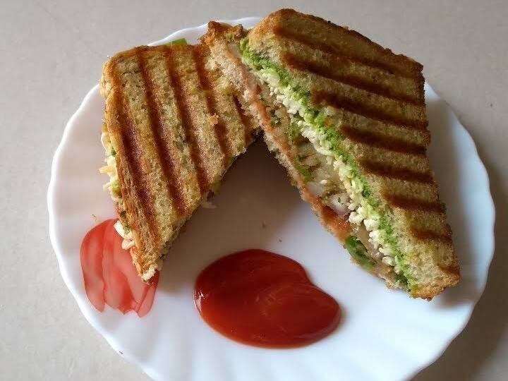 अपनी शाम की चाय के साथ कुछ मसालेदार स्नैक्स खाने का किसका मन नहीं करता है. इस सैंडविच को बनाने के लिए आपको बस ब्रेड स्लाइस  उबले आलू, उबले मटर, प्याज और मुट्ठी भर मसाले चाहिए.ब्रेड स्लाइस में स्टफिंग भरें और ग्रिल करके या ऐसे ही सर्व करें.आप इस रेसिपी को नाश्ते में, रात के खाने में या शाम के नाश्ते में भी खा सकते हैं.अगर आप रोड ट्रिप या पिकनिक के लिए जा रहे हैं तो इन सैंडविच को पैक कर लें.अगर आप सैंडविच खाकर बोर हो गए हैं तो इस मसालेदार आलू सैंडविच को ट्राई करें.