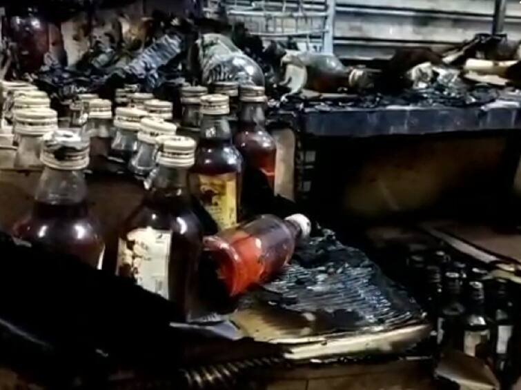 kovai: Petrol bombs hurled at coimbatore Tasmac shop near mettupalayam TNN டாஸ்மாக் கடை மீது பெட்ரோல் குண்டுகள் வீச்சு - போலீஸ் விசாரணை