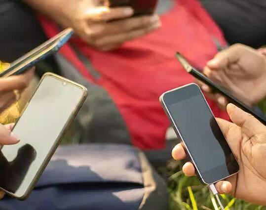 ਬ੍ਰੋਕਰੇਜ ਹਾਊਸ IIFL ਸਕਿਓਰਿਟੀਜ਼ ਨੇ ਇੱਕ ਰਿਪੋਰਟ ਜਾਰੀ ਕੀਤੀ ਹੈ ਜਿਸ ਵਿੱਚ ਕਿਹਾ ਗਿਆ ਹੈ ਕਿ ਆਉਣ ਵਾਲੇ ਸਮੇਂ ਵਿੱਚ 5G ਨਾਲ ਜੁੜੇ ਔਸਤ ਮਾਲੀਆ ਪ੍ਰਤੀ ਉਪਭੋਗਤਾ (ARPU) ਨੂੰ ਵਧਾਉਣਾ ਬਹੁਤ ਮੁਸ਼ਕਲ ਹੈ, ਇਸ ਲਈ ਕੰਪਨੀਆਂ ਕੋਲ 4G ਟੈਰਿਫ ਵਧਾਉਣ ਤੋਂ ਇਲਾਵਾ ਕੋਈ ਵਿਕਲਪ ਨਹੀਂ ਹੈ। ਬ੍ਰੋਕਰੇਜ ਹਾਊਸ ਦਾ ਮੰਨਣਾ ਹੈ ਕਿ 2023 ਦੇ ਮੱਧ 'ਚ 4ਜੀ ਟੈਰਿਫ 'ਚ ਵਾਧਾ ਦੇਖਿਆ ਜਾ ਸਕਦਾ ਹੈ ਕਿਉਂਕਿ 2024 'ਚ ਲੋਕ ਸਭਾ ਚੋਣਾਂ ਦੇ ਨੇੜੇ ਟੈਰਿਫ ਵਧਣ ਕਾਰਨ ਸਿਆਸੀ ਇਲਜ਼ਾਮ ਵਧਣ ਦਾ ਖਤਰਾ ਹੈ।