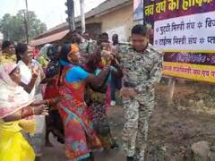 Watch: नाराज ग्रामीण महिलाओं ने की सब-इंस्पेक्टर को पीटने की कोशिश, भागकर बचाई जान