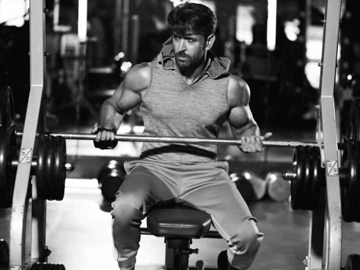 Hrithik Roshan Body Photo: सुपरस्टार ऋतिक रोशन इंडस्ट्री के सुपरफिट एक्टर में से एक माने जाते हैं. इस बीच फिल्म 'फाइटर' एक्टर ऋतिक की लेटेस्ट तस्वीरें में आप उनकी सॉलिड बॉडी को आसानी से देख सकते हैं.