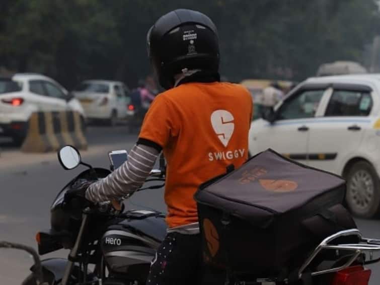 Hyderabad: Swiggy Delivery Boy Chased By A Dog Jumps Off From 3rd Floor Of Apartment Hyderabad: Swiggy Delivery Boy Chased By A Dog Jumps Off From 3rd Floor Of Apartment