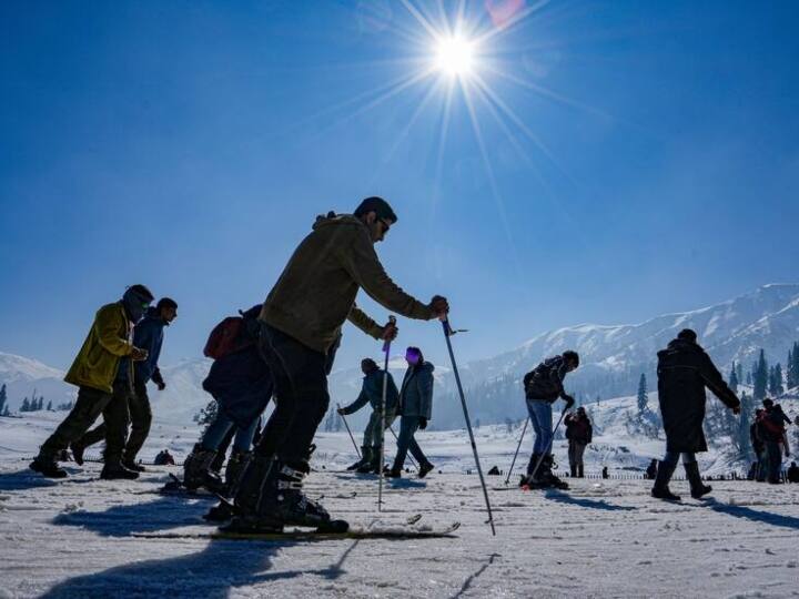 कश्मीर (Kashmir) के पर्यटक स्थल गुलमर्ग और पहलगाम (Pahalgam) में हो रही लगातार बर्फबारी के कारण पर्यटकों का जमावड़ा लग गया है. कश्मीर की खूबसूरती को देखते हुए अक्सर इसे भारत का स्विट्जरलैंड भी कहा जाता है.