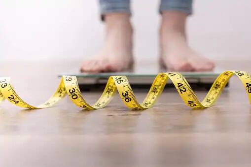 प्रत्येकासाठी एकच आहार (Diet) असतो हा विचार करणे मूर्खपणाचे ठरेल. तुमच्यासाठी कोणता आहार सर्वोत्तम योग्य राहिल हे ठरवताना तुमच्या शरीरातील चरबीची पातळी तपासणे आवश्यक आहे. जर तुम्ही खूप सडपातळ असाल, तर तुम्हाला जास्त ऊर्जायुक्त आहाराची आवश्यकता असते. जर तुमच्या शरीरात चरबी जास्त असेल तर तुम्हाला कमी ऊर्जा असलेल्या आहार फायदेशीर ठरतो.