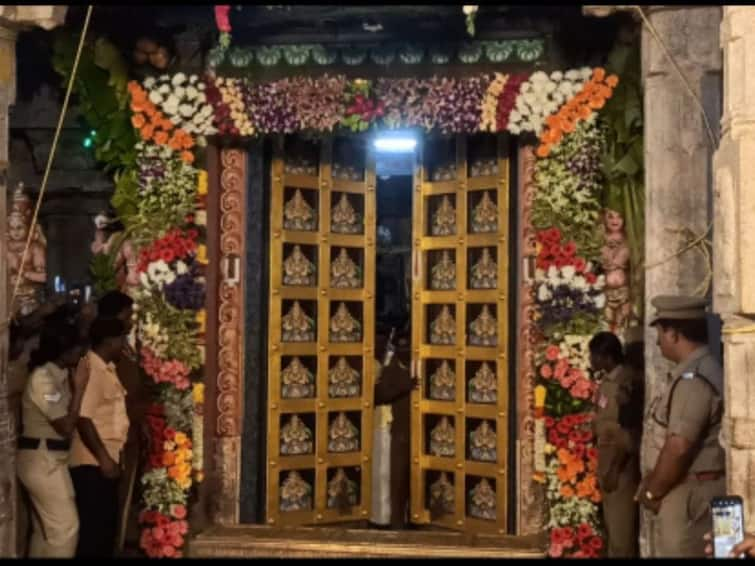 vaikundvishnu a ekadasi tirupati temple sorgavasal open today Vaigunda Ekadasi: வைகுண்ட ஏகாதசி: பெருமாள் கோயில்களில் சொர்க்க வாசல்  திறப்பு..  அதிகாலையிலேயே குவிந்த பக்தர்கள்!