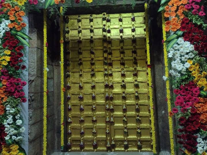 Sundar Raja Perumal opens the gates of heaven in all the decorations TNN மதுரை: சுந்தர் ராஜ பெருமாள் சர்வ அலங்காரத்தில் சொர்க்கவாசல் திறப்பு