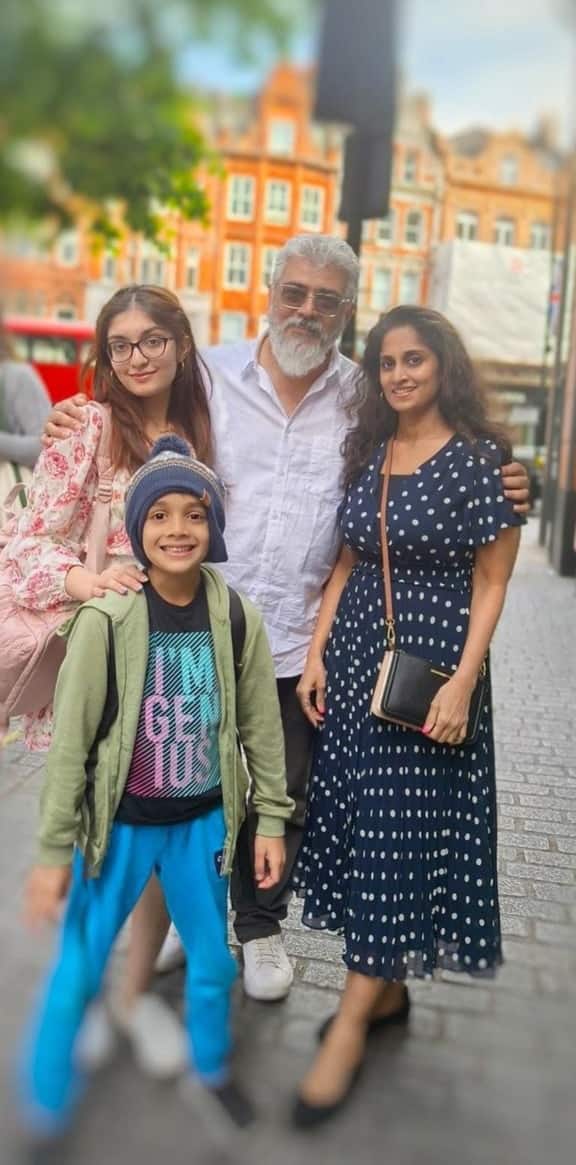 மனைவி ஷாலினி மற்றும் குழந்தைகளுடன் நடிகர் அஜித்குமார்