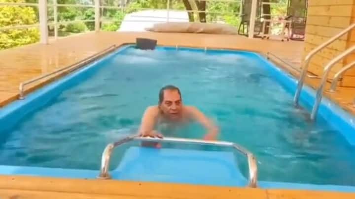 इसके साथ ही यहां पर स्विमिंग पूल की भी सुविधा है. जहां कई बार धर्मेंद्र स्विमिंग करते हुए दिखाई दिए है.
