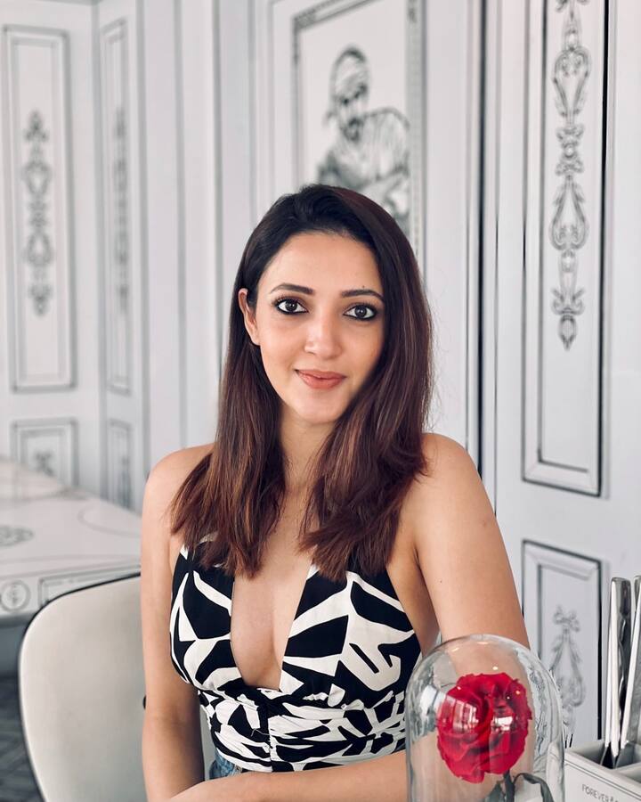 పూరి జగన్నాథ్ తెరకెక్కించిన ‘మెహాబూబా’ సినిమాతో తెలుగు ప్రేక్షకులకు పరిచయమైంది ఈ బెంగళూరు బ్యూటీ. PhotoCredit:Neha Sshetty/Instagram