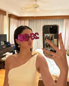 PHOTO: थायलंडला पोहोचताच बोल्ड झाली अनन्या पांडे, पाहा हॉट स्टाईल!