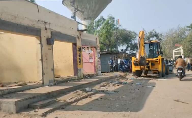 About 120 shops were demolished in Padra VADODARA: પાદરામાં 120 જેટલી દુકાનો પર તંત્રએ બુલડોઝર ફેરવી દેતા વેપારીઓની રોજગારી છીનવાઈ