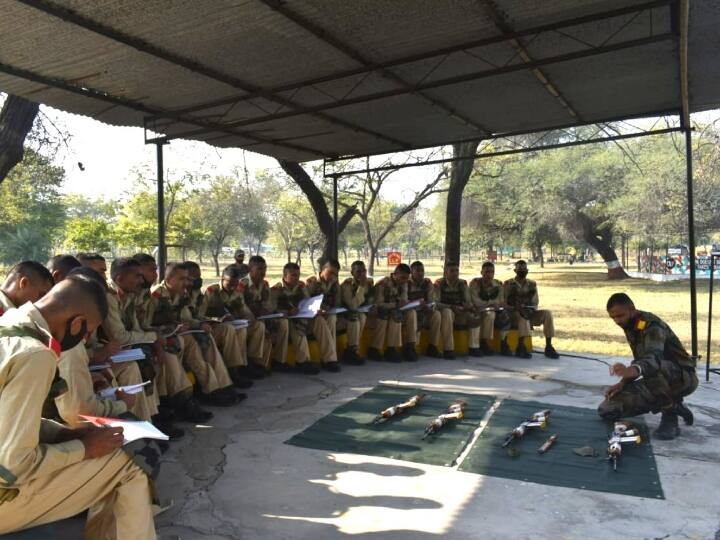 ट्रेनिंग पूरा करने के बाद ही ये अग्निवीर देश की रक्षा और सेवा करने के लिए तैयार हो पायेंगे. भारतीय सेना के मुताबिक, अग्निपथ स्कीम के तहत अग्निवीरों के पहले बैच की भर्ती-प्रक्रिया लगभग पूरी हो चुकी है. भर्ती होने वाली अग्निवीरों ने 25-31 दिसंबर (2022) के बीच सेना के अलग-अलग रेजीमेंटल सेंटर में रिपोर्ट कर दिया है.