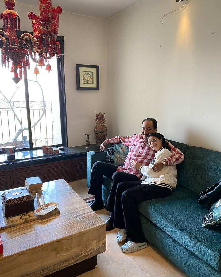 इन तस्वीरों के साथ रुहानिका ने कैप्शन में लिखा, “वाहेगुरु और माता-पिता की दुआओं के साथ मैं आप सभी के साथ कुछ शेयर करना चाहती हूं. एक नई शुरुआत!! मेरा दिल प्यार से भर गया है और मैं बहुत कृतज्ञ हूं. मैंने एक बड़े सपने को पूरा कर लिया है- खुद के पैसों से घर खरीदने का सपना.”