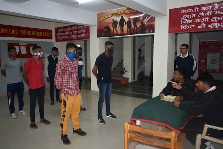 कामठी येथील गार्ड्स रेजिमेंट सेंटरवर अग्निवीर दाखल झाले आहेत.