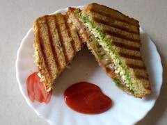 चाय के साथ चटपटे मसालेदार ब्रेड आलू सैंडविच खाने का कर रहा है मन, तो ऐसे 10 मिनट में बनाएं