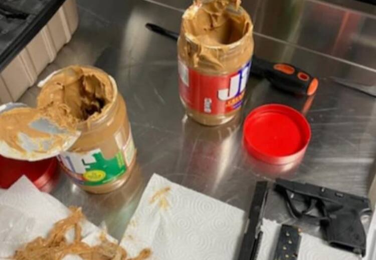 TSA finds gun parts hidden in peanut butter jars at JFK Airport Airport: एयरपोर्ट पर पीनट बटर के जार में छुपाकर बंदूक के हिस्सों को ले जा रहा था यात्री, युवक गिरफ्तार