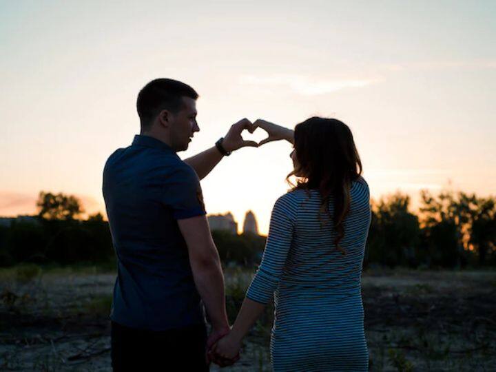 Relationship Tips: सिंगल या रिलेशनशिप वाले? कौन लोग ज्यादा रहते हैं खुश और क्यों? Being Single Is Better or Relationship know advantages and disadvantages Relationship Tips: सिंगल या रिलेशनशिप वाले? कौन लोग ज्यादा रहते हैं खुश और क्यों?