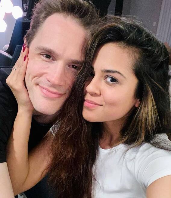 कौन हैं शाहरुख खान की ऑनस्क्रीन बेटी 'अंजली' यानी Sana Saeed के मंगेतर? सोशल मीडिया पर वायरल हैं सगाई की तस्वीरें कौन हैं शाहरुख खान की ऑनस्क्रीन बेटी 'अंजली' यानी Sana Saeed के मंगेतर? सोशल मीडिया पर वायरल हैं सगाई की तस्वीरें