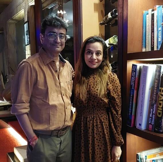 TMKOC: असल में ‘जेठालाल’ से उम्र में छोटे हैं ‘बापू जी’, पत्नी हैं इतनी खूबसूरत कि ‘बबीता जी’ भी हैं फेल, देखें फोटोज