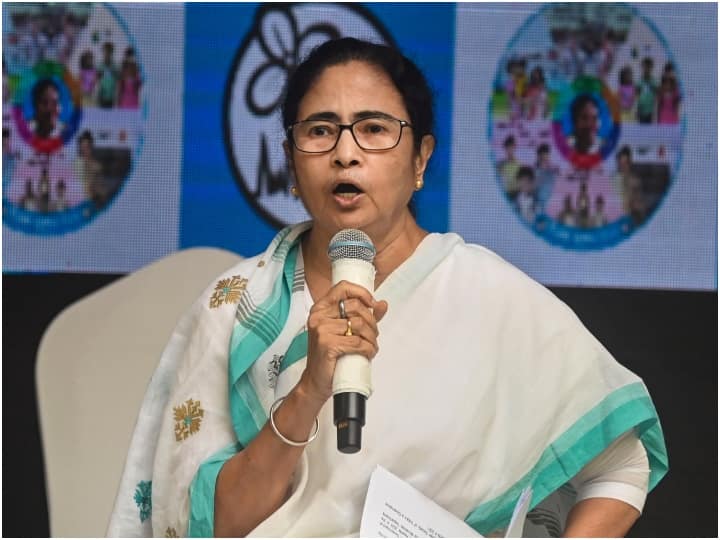 Anthem contempt case against Mamata Banerjee court verdict on January 12 ममता बॅनर्जींविरोधातील राष्ट्रगीताचा अवमान प्रकरण, न्यायालयात 12 जानेवारीला फैसला